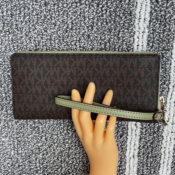 Michael Kors Jet Set Travel Large Travel CONTINENTAL 
Light Sage - Picture 12 of 16